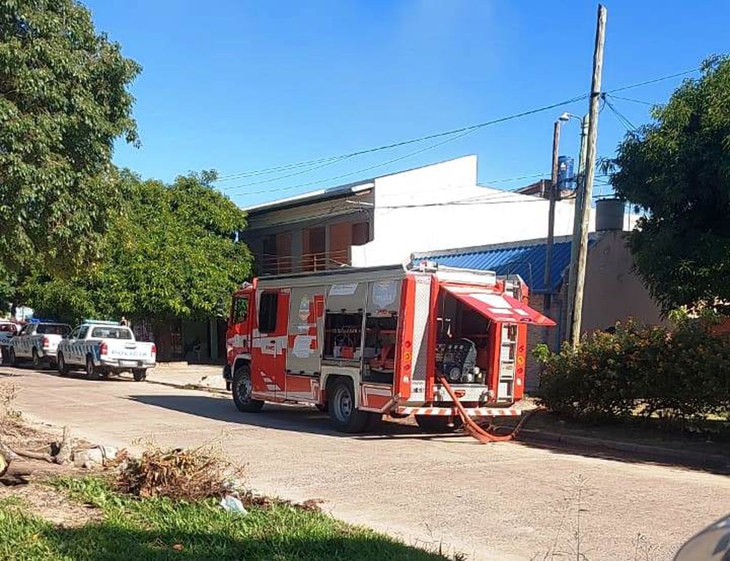 Rescataron a un niño y su madre de un voraz incendio en el barrio Independencia