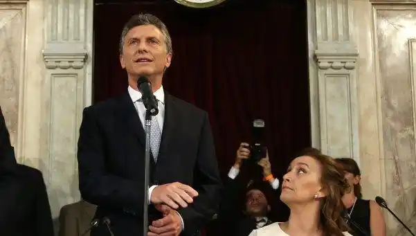 El Gobierno desmintió que haya incrementado los sueldos del Presidente y su Gabinete