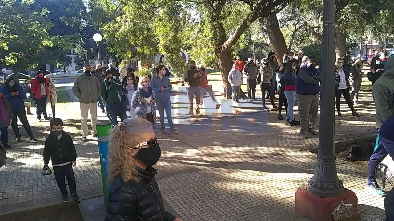 Autoconvocados y referentes políticos reclaman frente a la Municipalidad