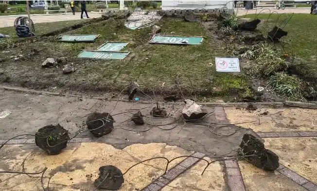 La Municipalidad informó que los festejos por la clasificación dejaron daños en la rotonda de Plaza Libertad.
