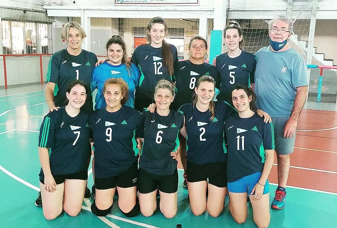 El maxivóley femenino de Náutico cerró invicto la primera fase del Torneo Regional de Pilar