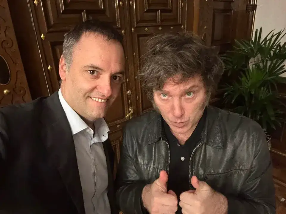Manuel Adorni y Javier Milei.