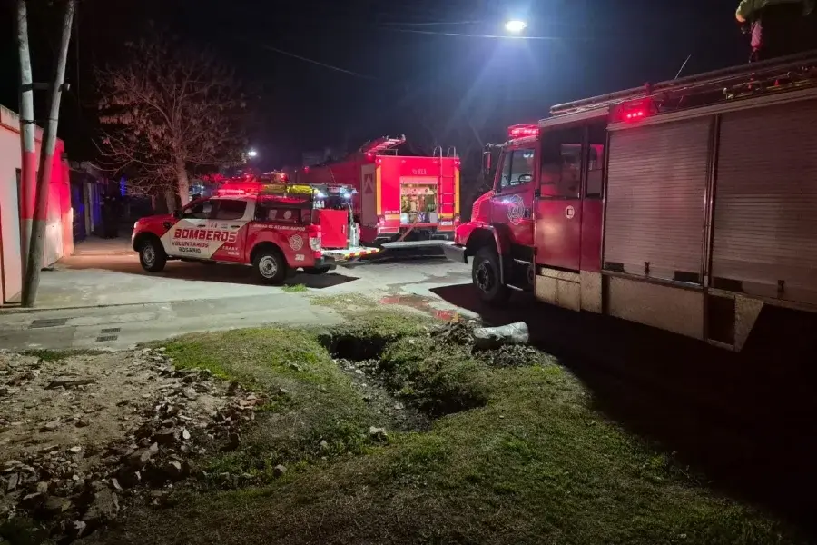 Tensión en zona oeste por un incendio en un taller que se extendió a una casa lindera