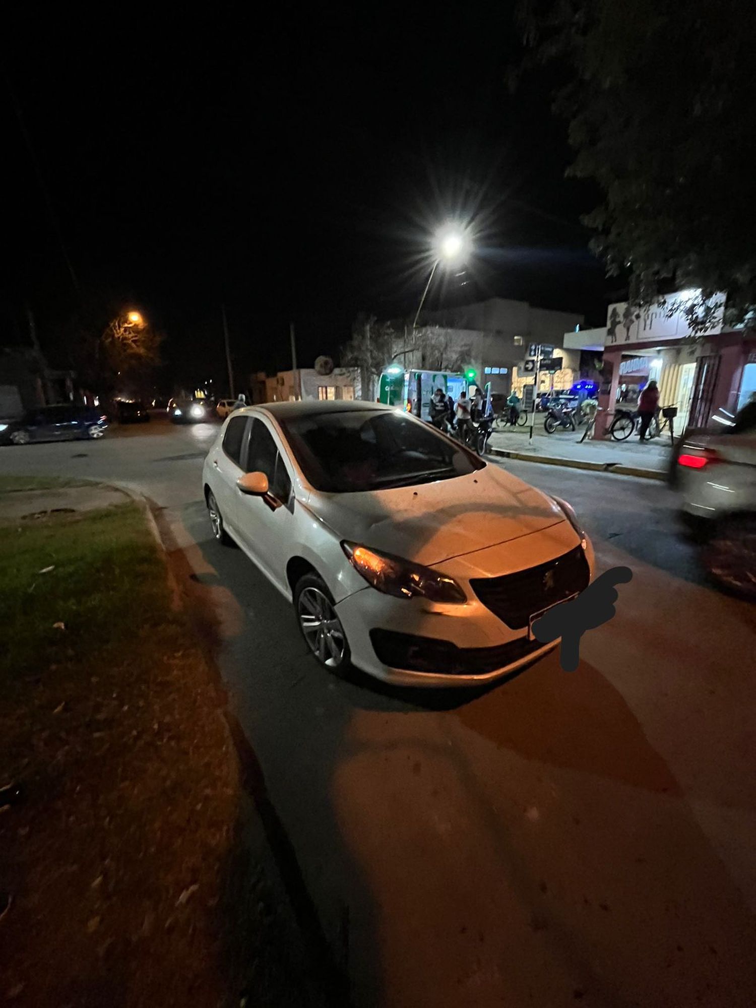 En la esquina de Caseros esquina Salta colisionaros auto y moto.