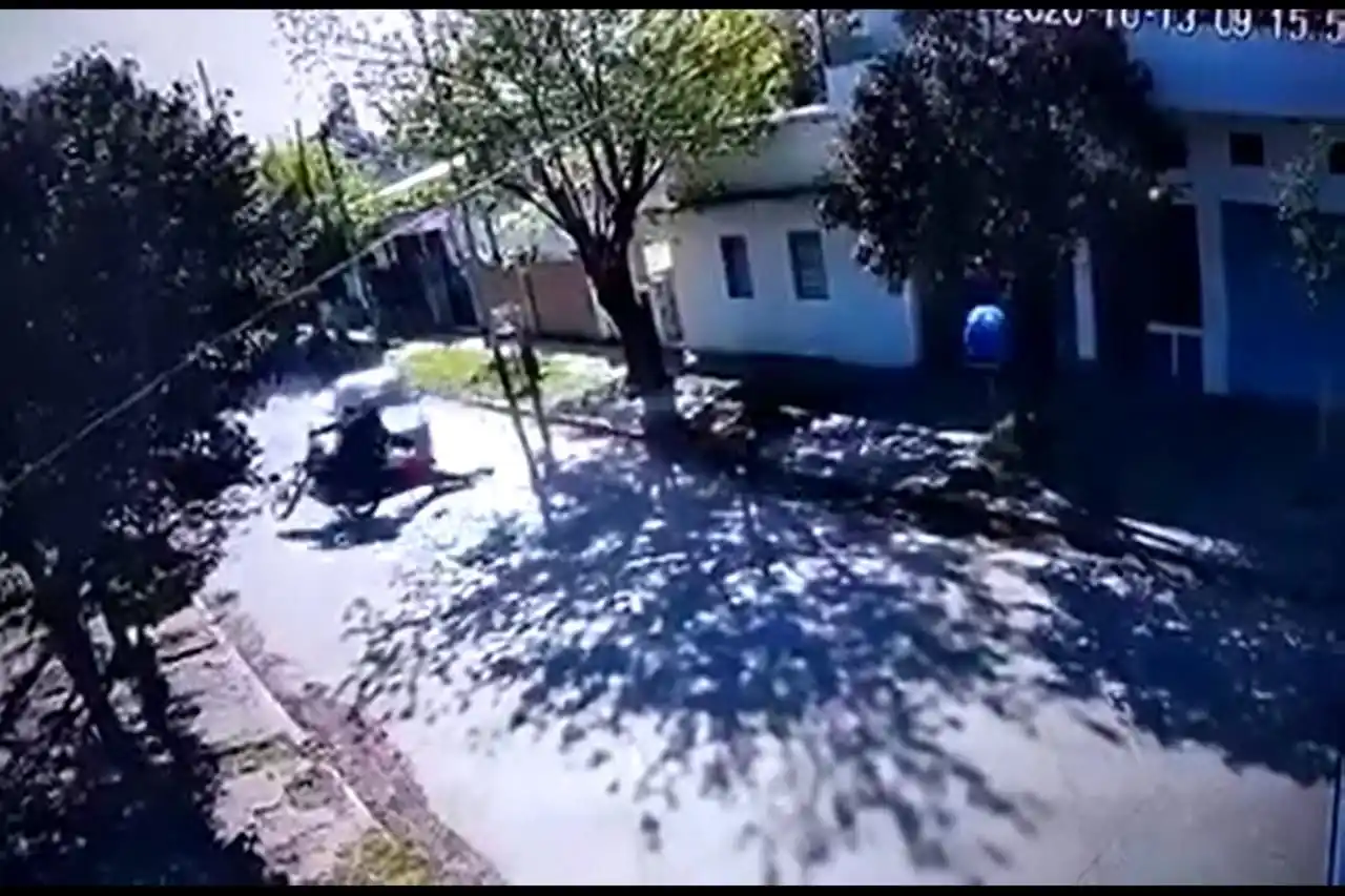 Motochorros asaltaron a una mujer, la arrastraron por la calle y un auto la atropelló