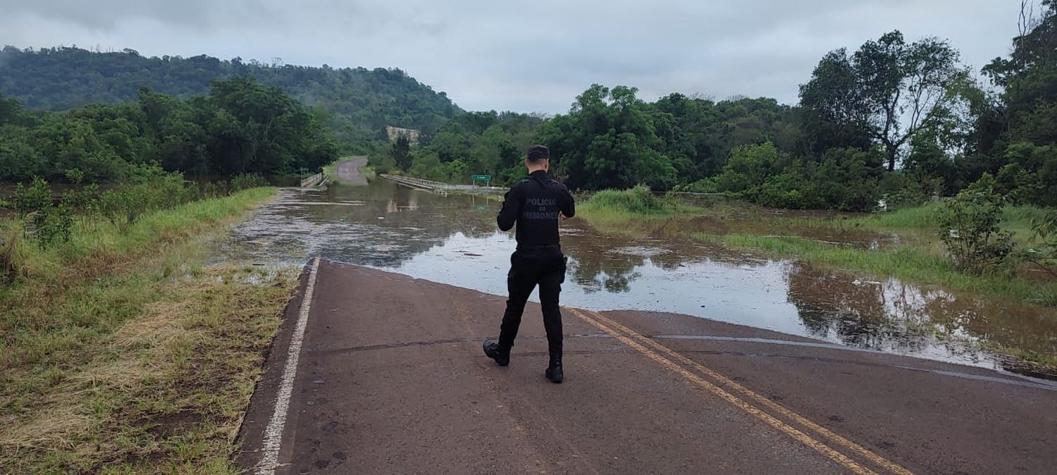 Tránsito interrumpido en la Ruta 2 por creciente del Rio Uruguay