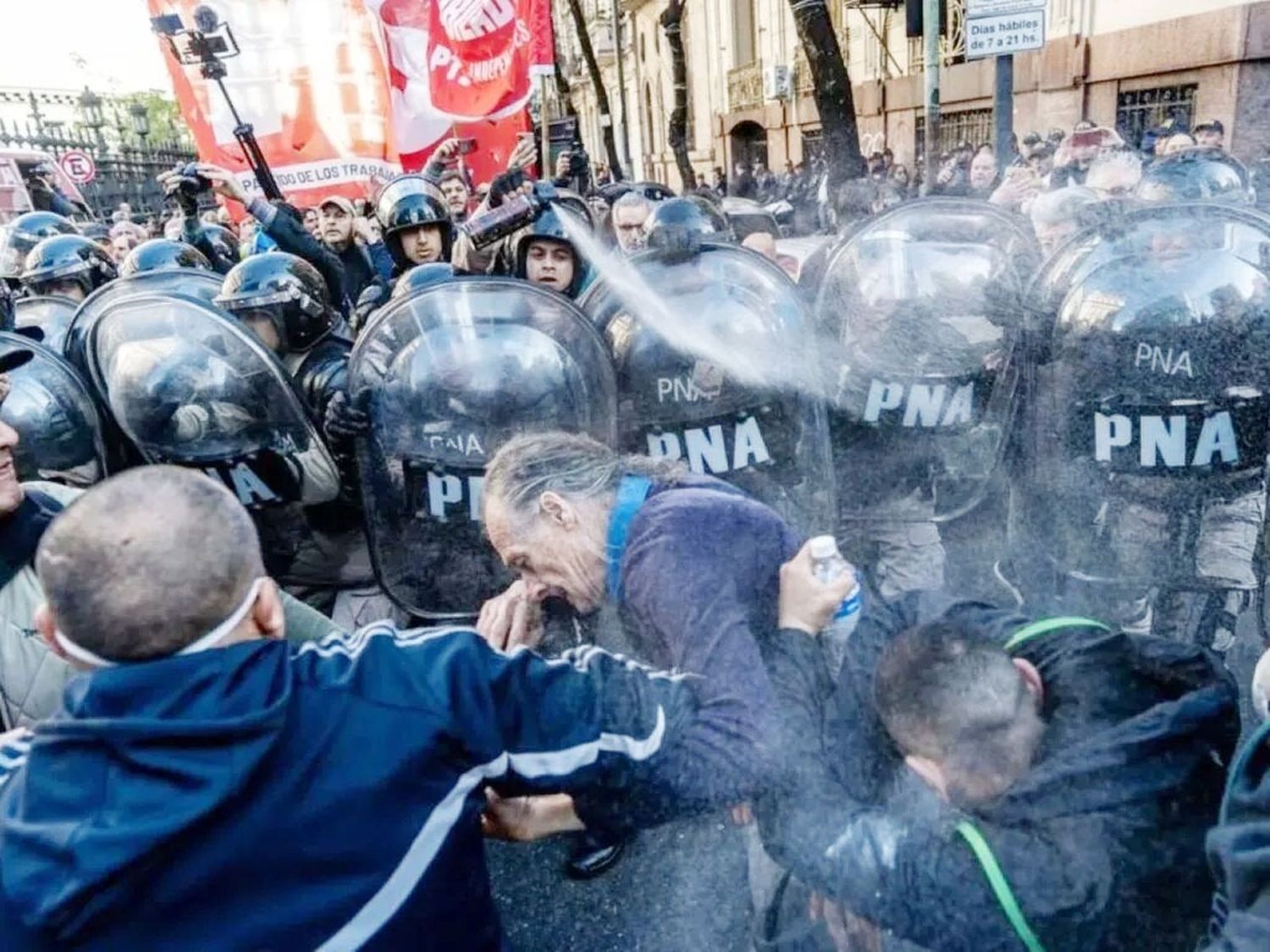 Los abuelos, símbolo de ternura, pisoteados, golpeados