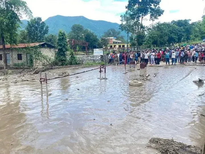 Casi 1.000 muertos y más de 4.700 desaparecidos tras la devastadora avalancha en Nepal