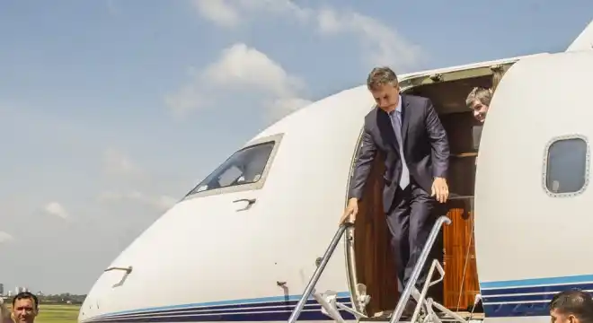 Darán de baja a toda la flota presidencial y viajarán en vuelos de línea