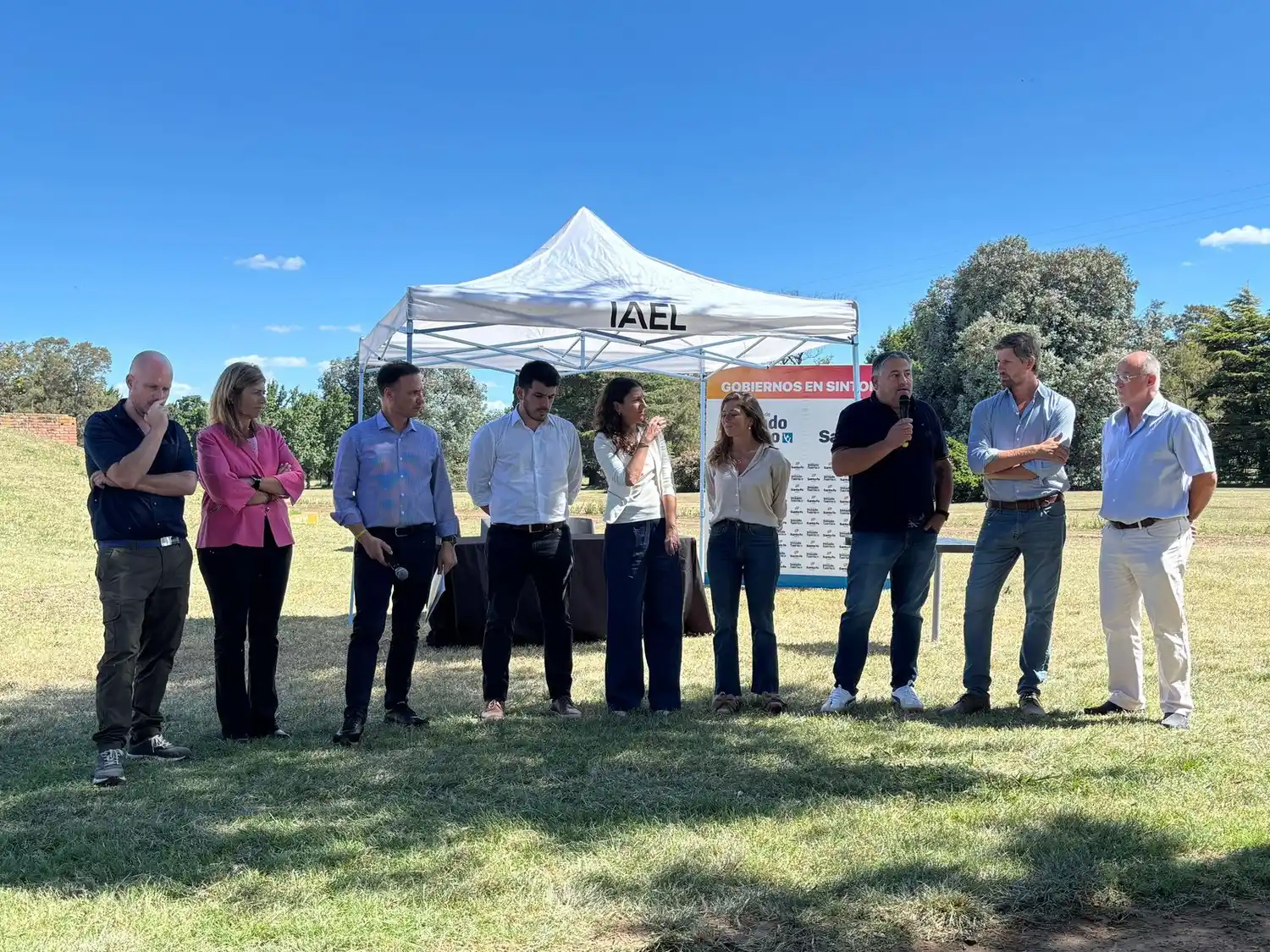 Funcionarios en el acto de inicio de obra.