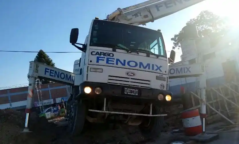 Obras en el Tren Belgrano Norte: Dos trabajadores heridos al volcar un camión con hormigón