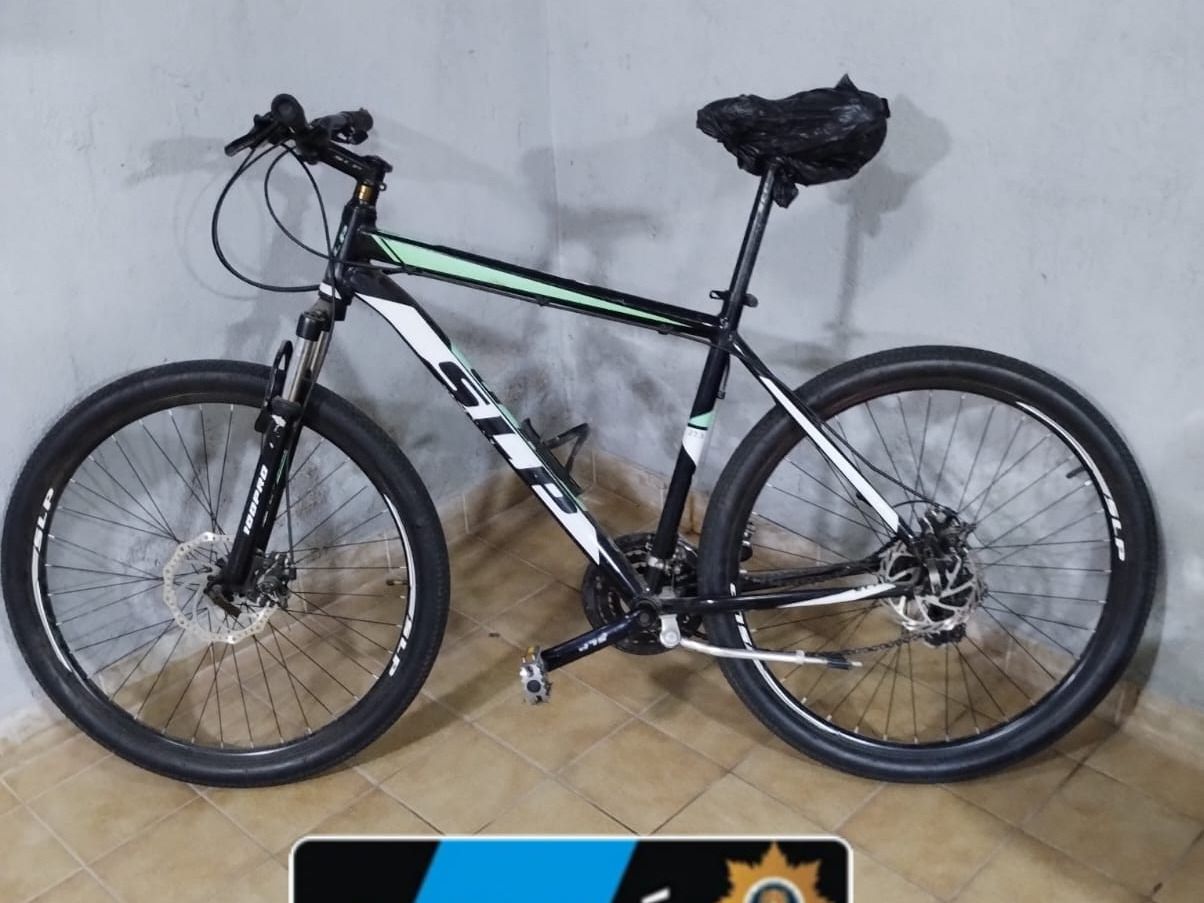 Había gente corriendo por los techos, avisaron a la policía y hallaron una bici descartada