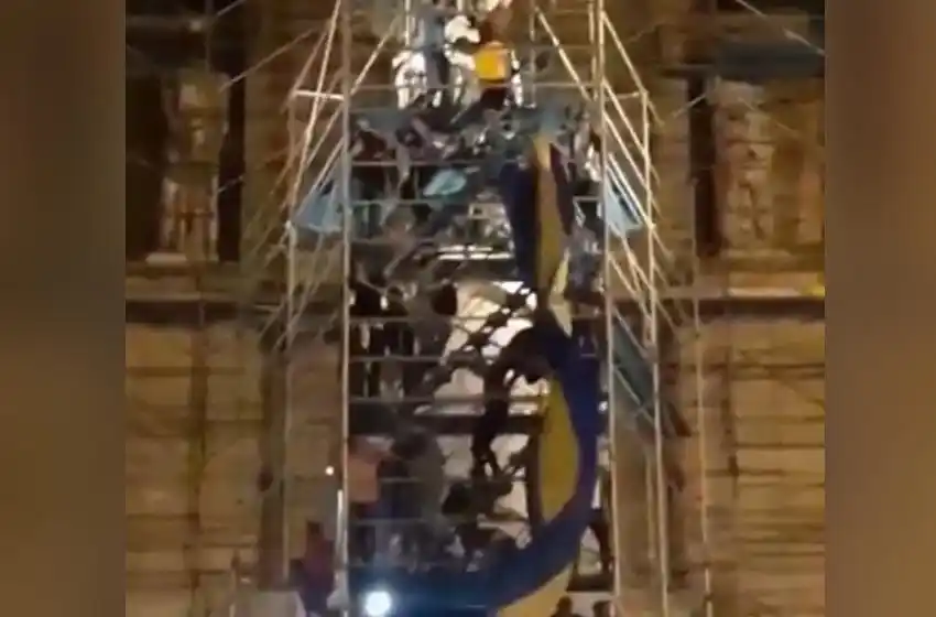 Hinchas de Boca se subieron a los andamios del Monumento para festejar el título