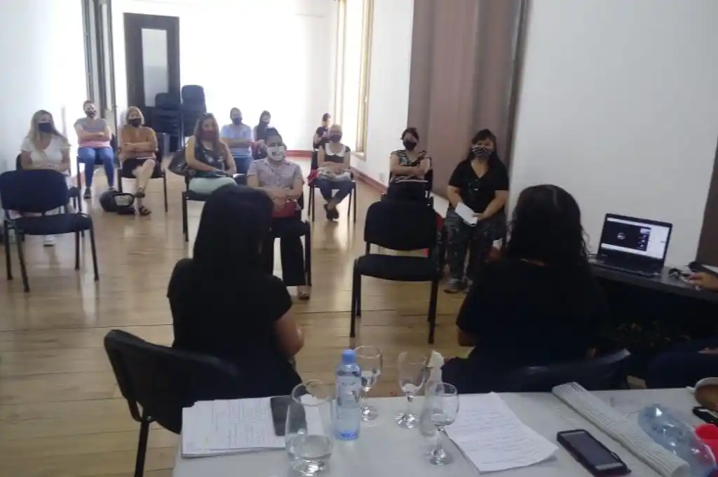 Fiestas cuidadas: brindaron una charla para acompañar a las personas mayores