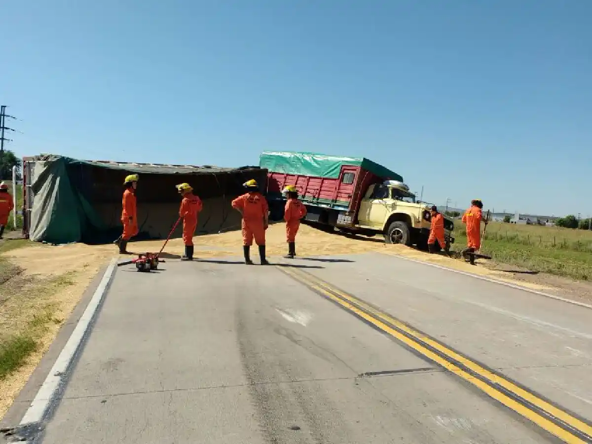 Freyre: volcó camión que transportaba soja
