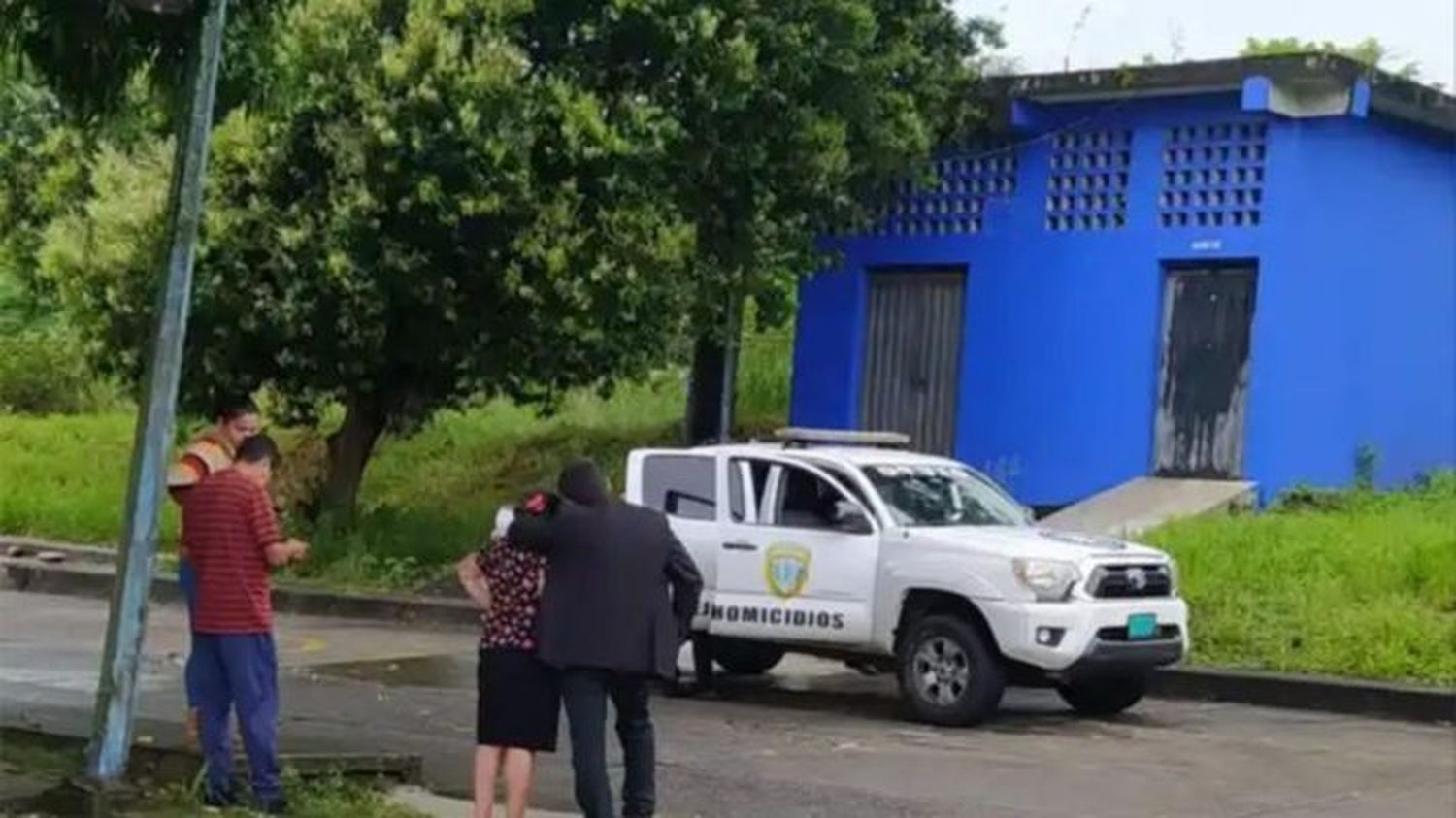 EL PESO DEL PADRE Y EL HERMANO en una hamaca partió el tronco del árbol que cayó y mató a una niña en Táchira