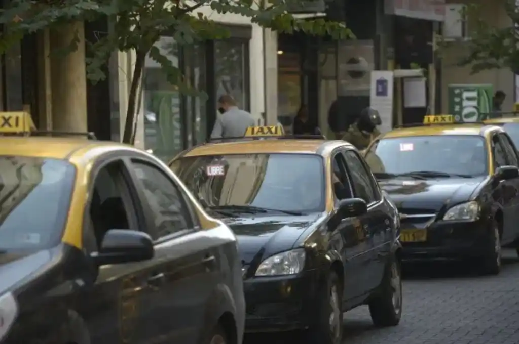 Autorizan en Rosario un aumento del 30% en la tarifa de taxis
