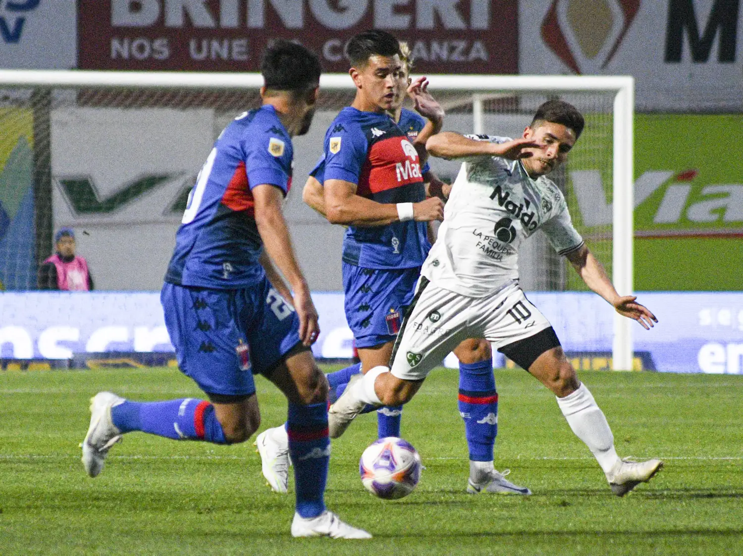 Sarmiento rescató un empate y se aseguró la permanencia