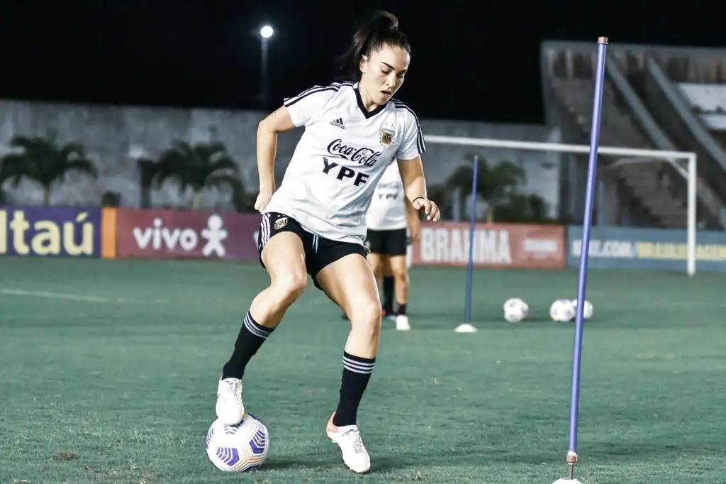 Barroso, firmeza en la defensa argentina.