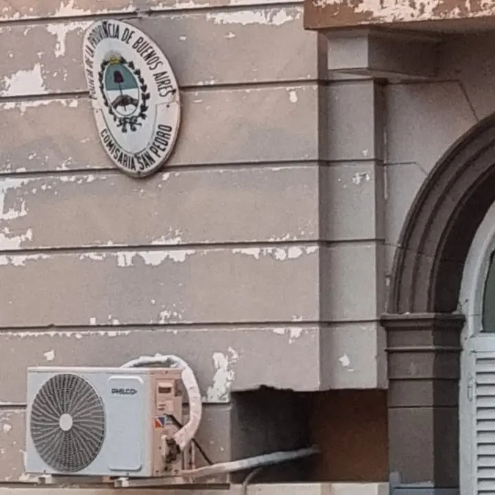Así rompieron la pared de la comisaría para instalar un equipo de aire acondicionado.