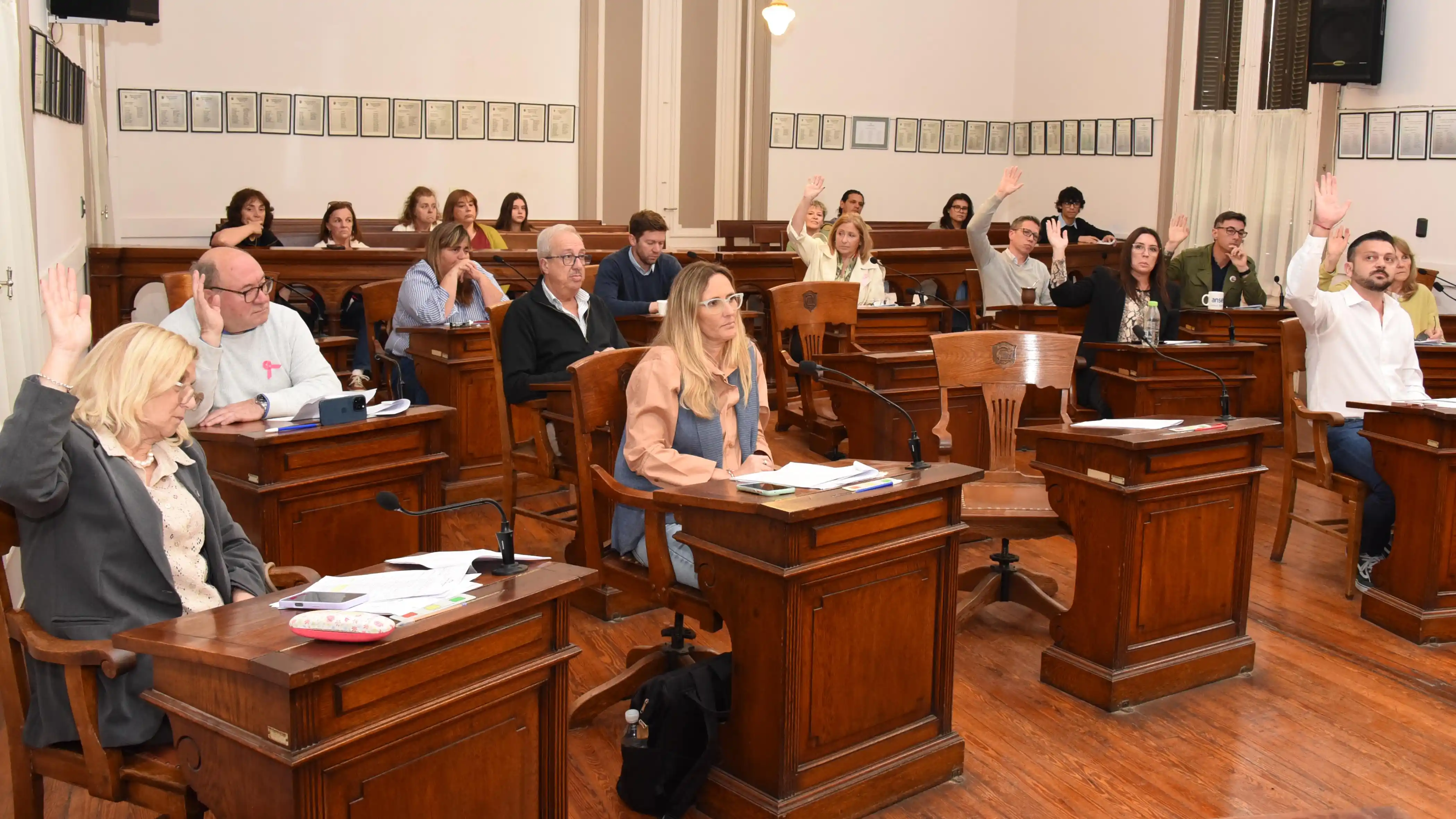 El momento de la votación, con las manos alzadas de todos los concejales de la oposición.