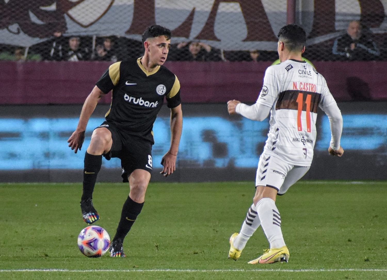 Gonzalo Maroni pisa la pelota ante la marca de Castro.