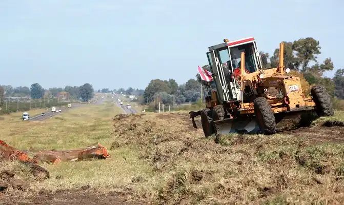 Construyen la primera Mega estación de servicio en medio de la Autovía Nacional 14 