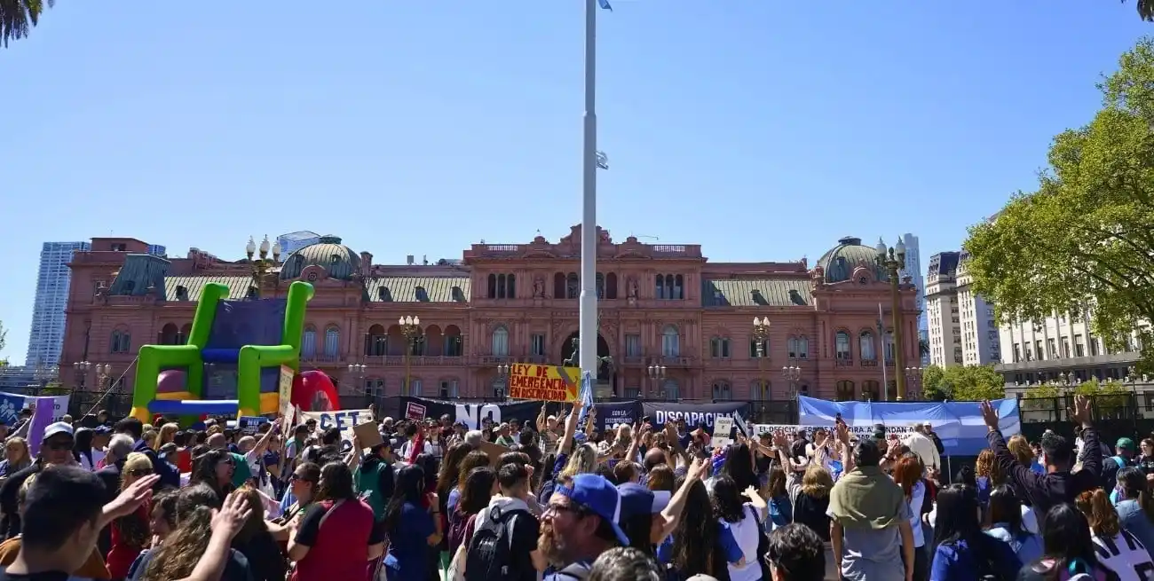Movilización en Plaza de Mayo en reclamo de la aplicación de la ley de Emergencia en Discapacidad. Crédito: Foro Permanente Discapacidad.