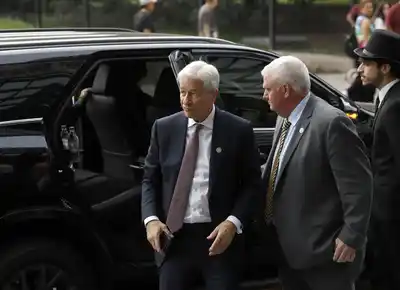 Jamie Dimon, CEO del JP Morgan Chase, al ingresar al Teatro Colón.