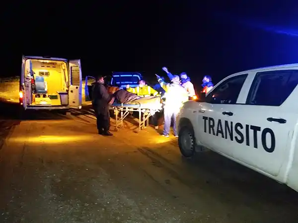 Joven se accidentó mientras circulaba en moto por la arena