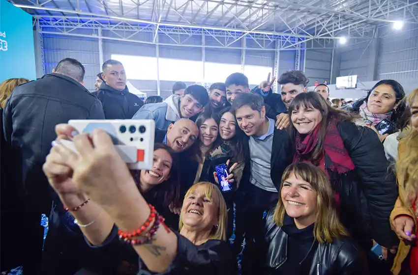 Kicillof entregó la computadora número 100 mil del programa Conectar Igualdad Bonaerense