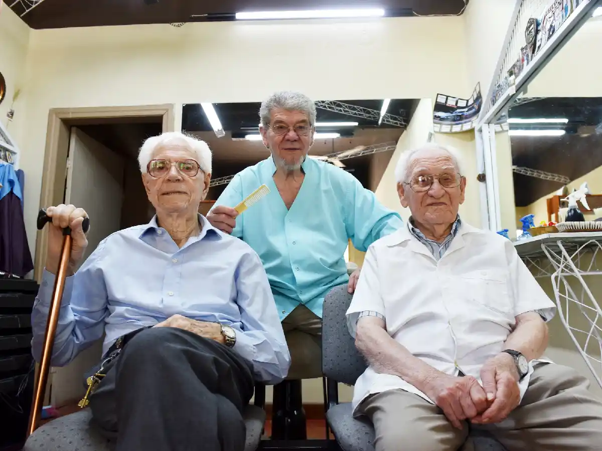 Envejecimiento activo: la peluquería, un lugar para sociabilizar  