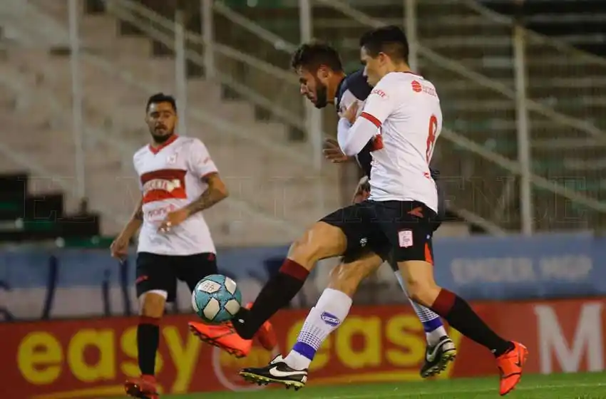 En una lluvia de goles, Alvarado se quedó sin resguardo y volvió a perder de local
