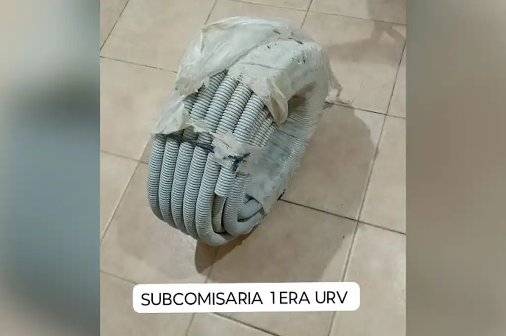 Lo descubrieron con un rollo de caño corrugado en plena calle y no supo explicar de dónde lo sacó