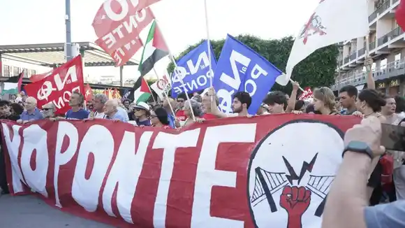 Miles protestan en Sicilia contra la construcción del puente colgante más largo del mundo