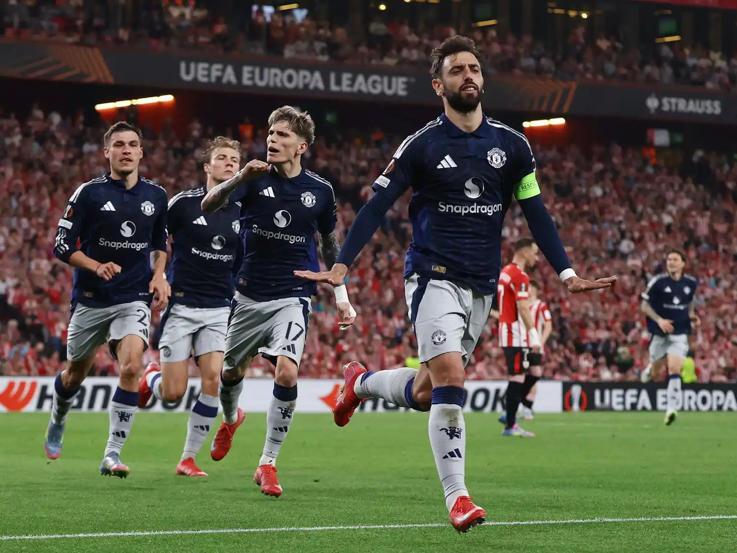 Garnacho festeja con Fernandes el segundo gol inglés.
