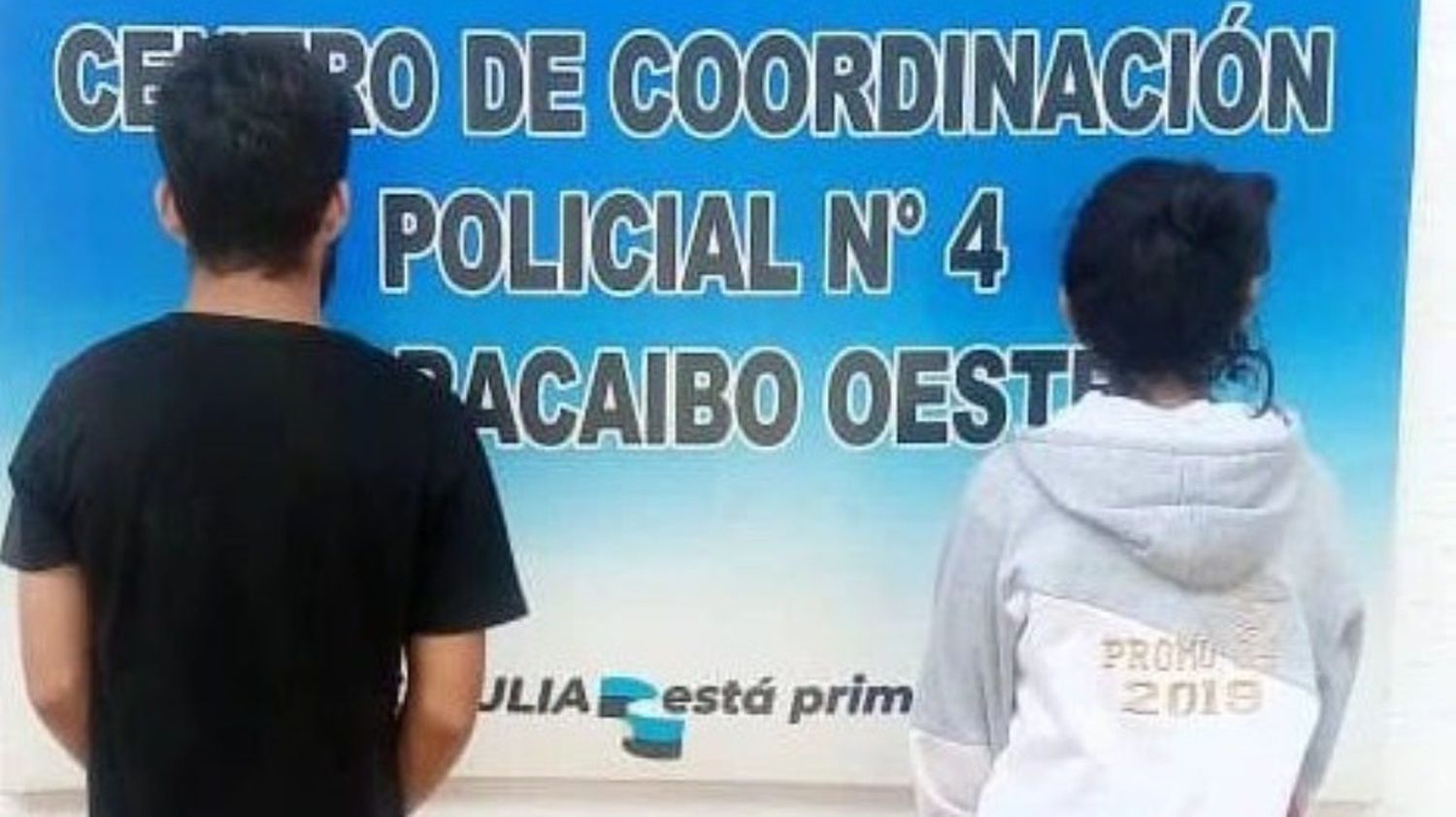 ¡POSICIÓN ADELANTADA! Detuvieron a pareja por tener relaciones en una cancha deportiva
