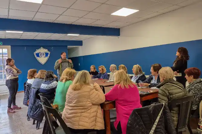 Adultos mayores de Chascomús se empoderan en el mundo digital a través de talleres inclusivos y seguros