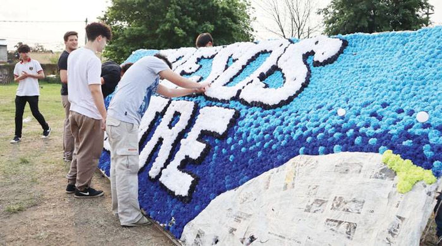 Comienzan los desfiles de  carrozas rumbo a la Fiesta  de los Estudiantes y la Primavera