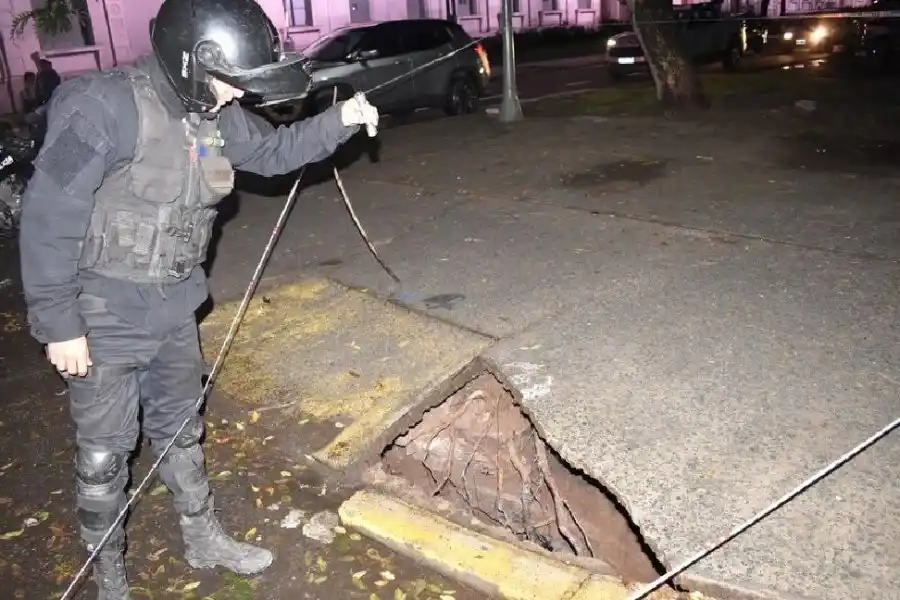Un hombre caminaba por la vereda cuando se derrumbó y se salvó de milagro 