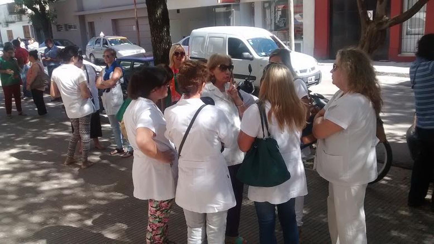Los docentes se concentraron frente a la Dirección Departamental de Escuelas