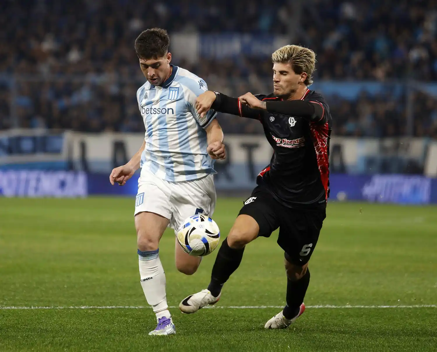 Nardoni e Insúa van por la pelota.