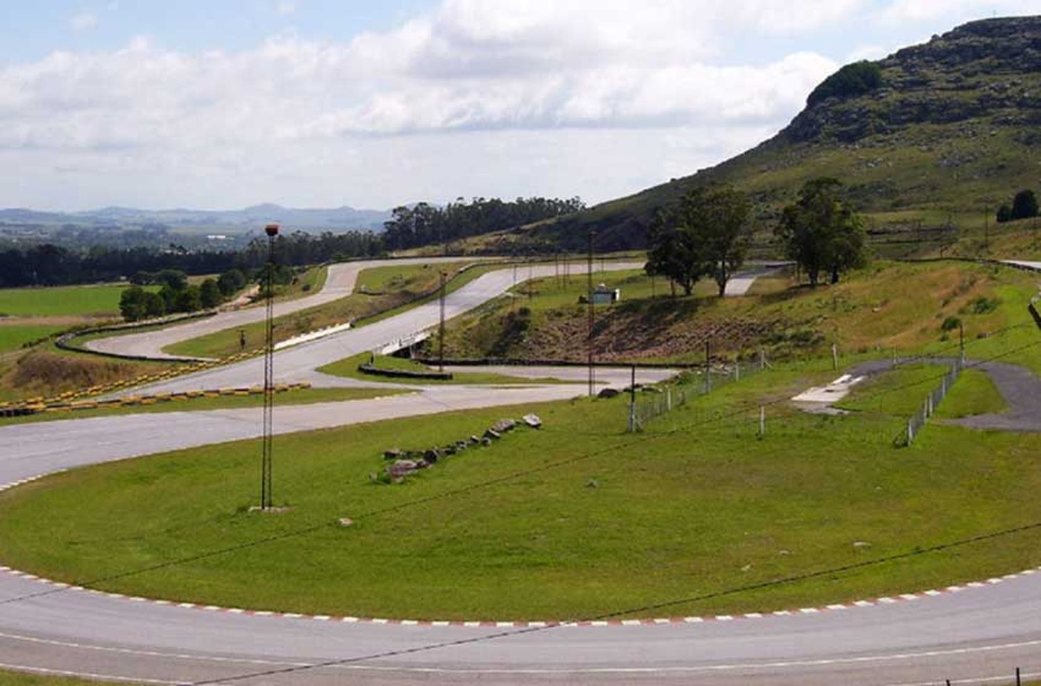 Suscriben convenio para poner en valor el autódromo Juan Manuel Fangio