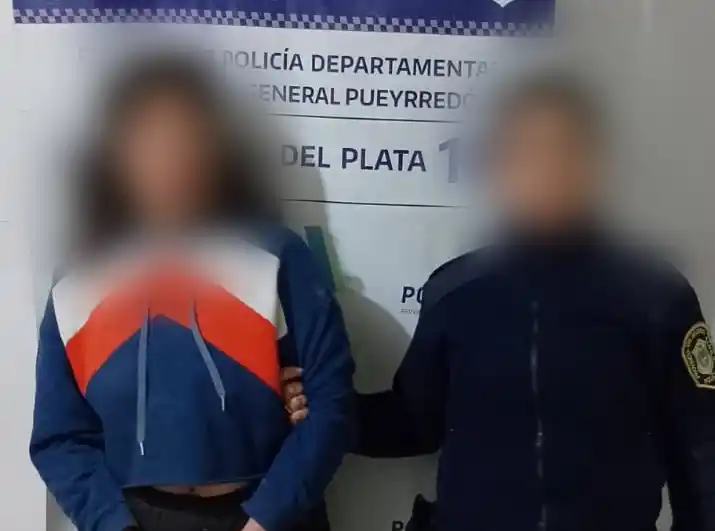 Al llegar al lugar, personal del Comando de Patrullas encontró a la mujer gritando hacia una pareja frente al comercio.