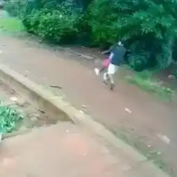 En una captura de imagen del video difundido, se ve como un hombre se rapta a una menor