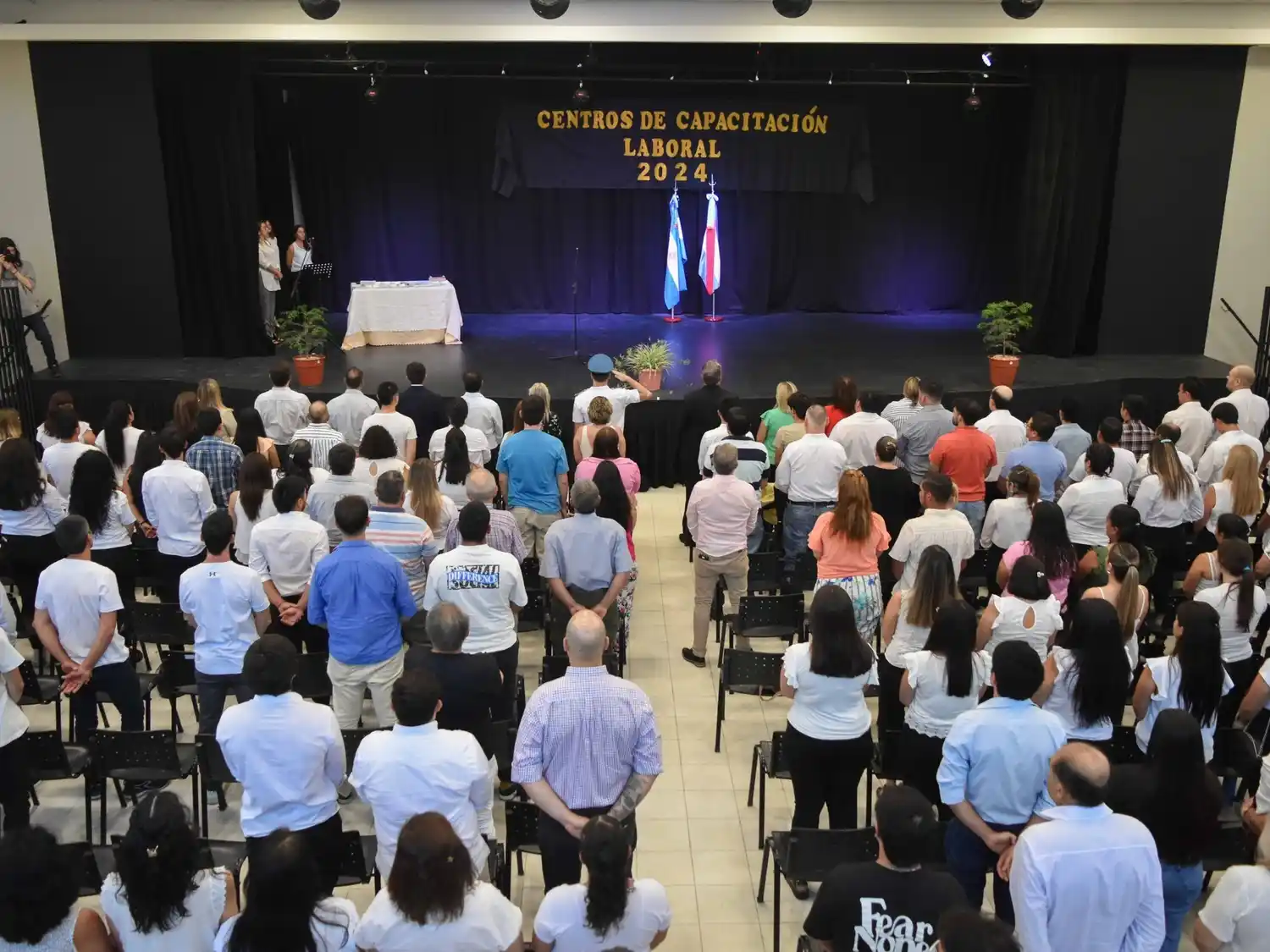 En el acto recibieron sus diplomas alumnos de 16 centros laborales.