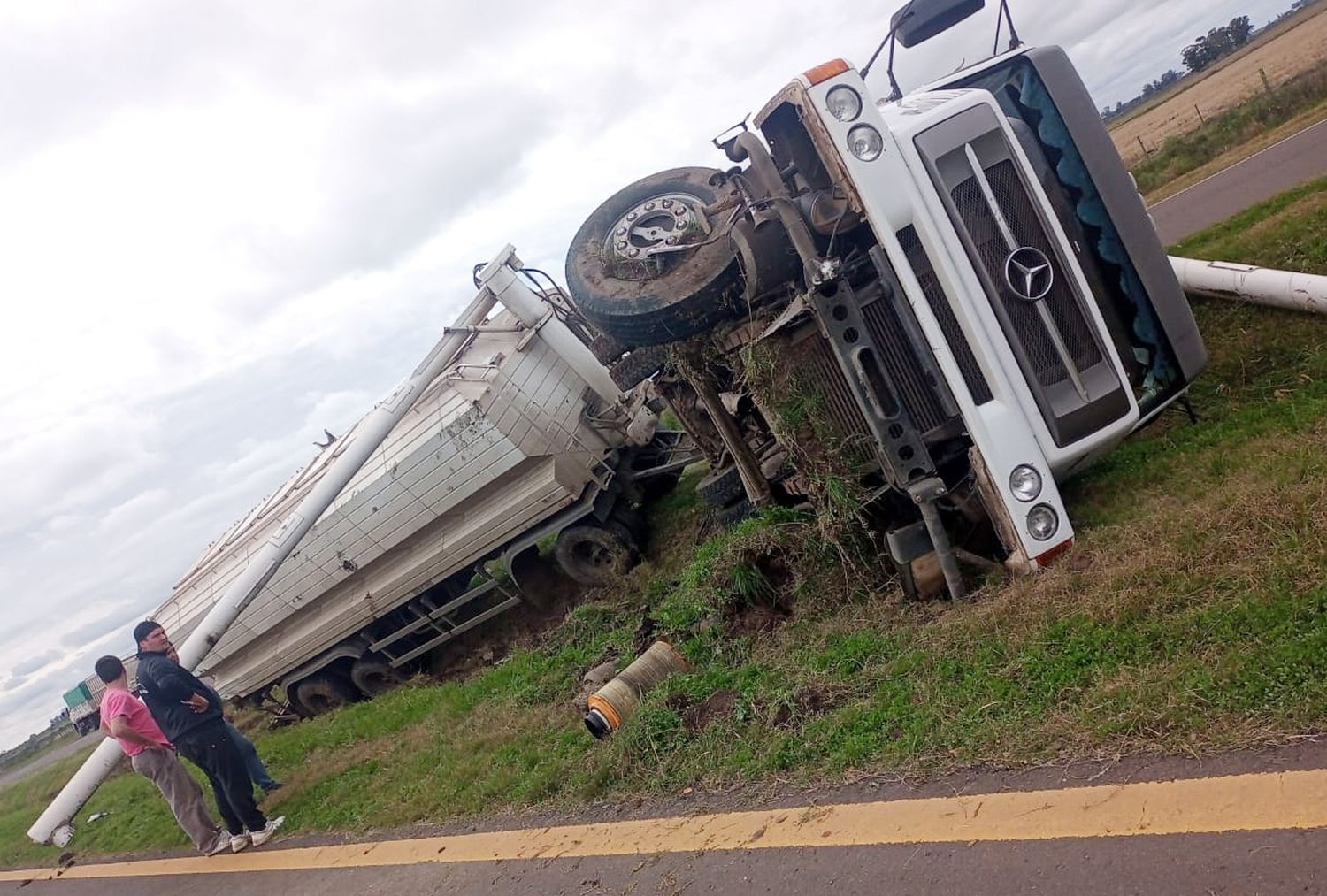 Un camionero volcó, tras perder el control, por esquivar un pozo