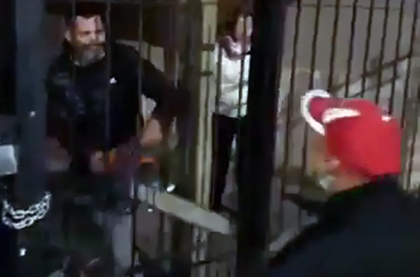Usurparon la casa de una anciana fallecida y amenazaron con una motosierra a los vecinos