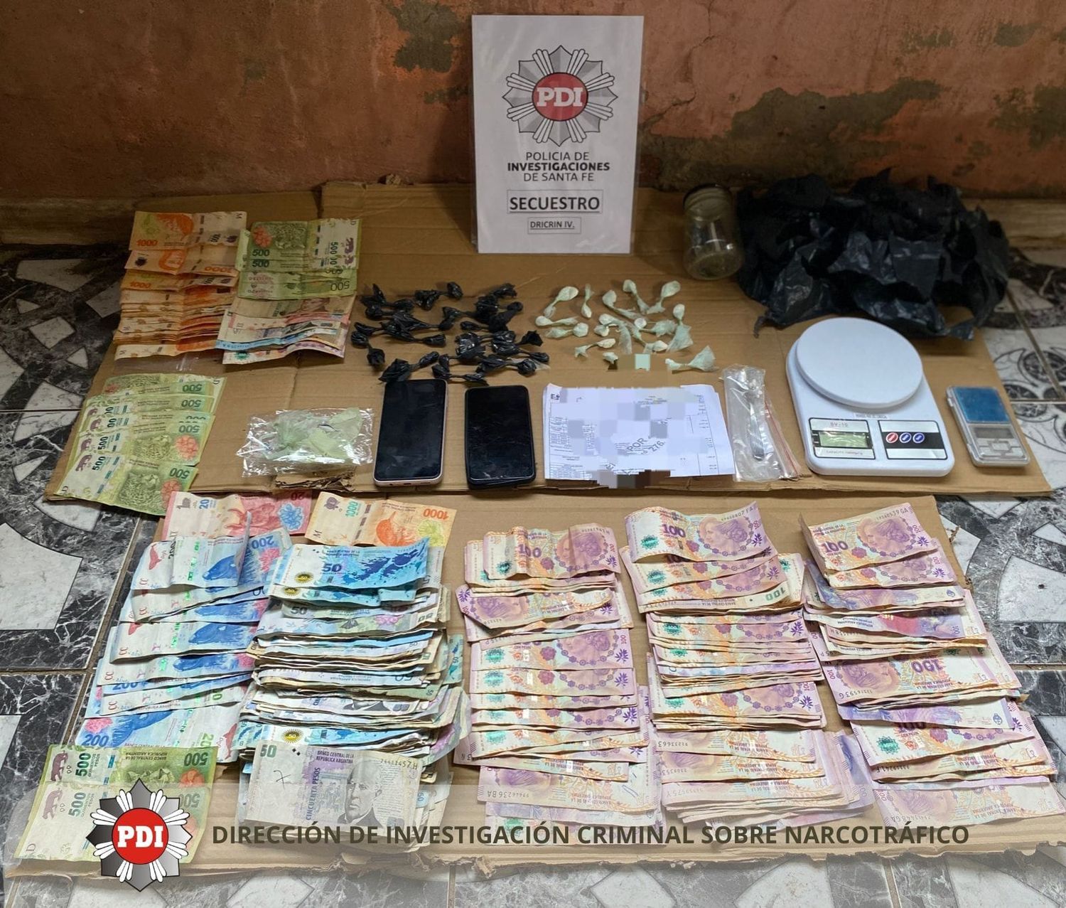 Parte de lo secuestrado en el operativo policial.
