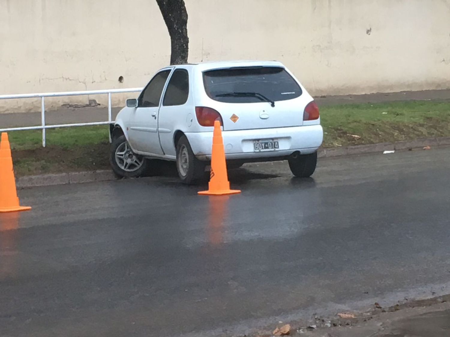 Al querer levantar el mate, chocó con el cordón